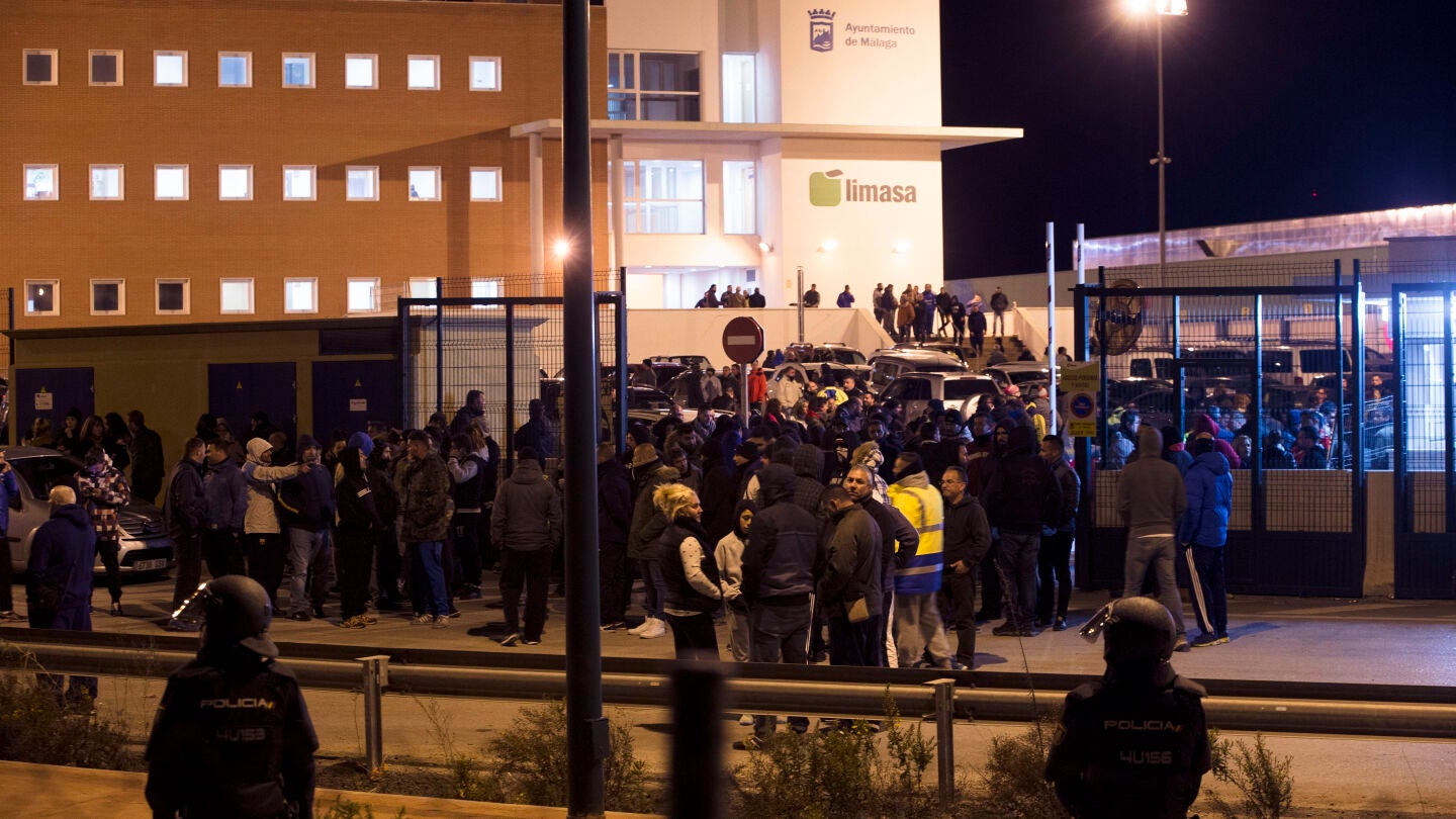Trabajadores de la empresa mixta de limpieza Limasa concentrados a las puertas de las instalaciones de dicha empresa, en M&aacute;laga, con motivo de la huelga de basura que llevan a cabo