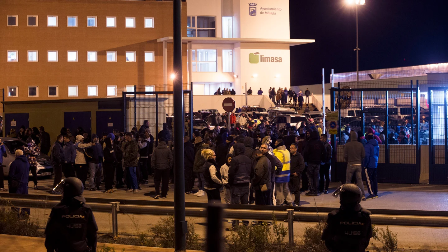 Trabajadores de la empresa mixta de limpieza Limasa concentrados a las puertas de las instalaciones de dicha empresa, en Málaga, con motivo de la huelga de basura que llevan a cabo Trabajadores de la empresa mixta de limpieza Limasa concentrados a las puertas de las instalaciones de dicha empresa, en Málaga, con motivo de la huelga de basura que llevan a cabo