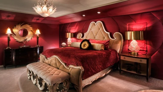 Imagen de una cama con una colcha roja Imagen de una cama con una colcha roja