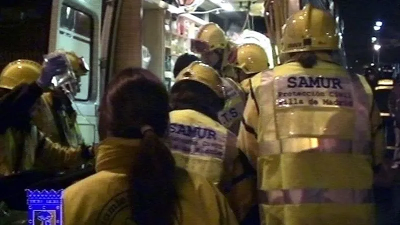 Miembros del SAMUR atienden al hombre que resultó herido en la capital. Miembros del SAMUR atienden al hombre que resultó herido en la capital.