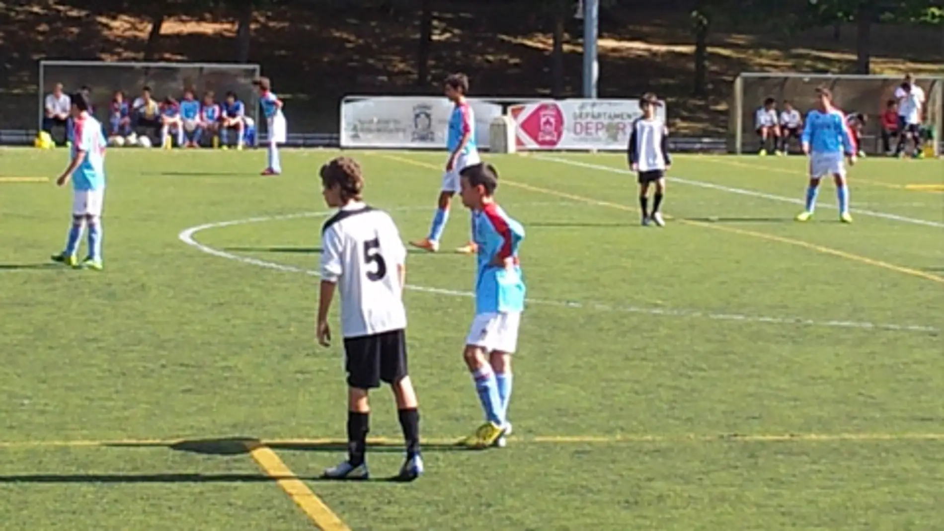 Niños jugando al fútbol