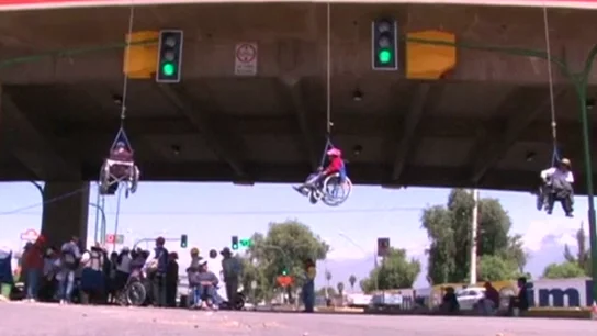 Personas con discapacidad se cuelgan de un puente Personas con discapacidad se cuelgan de un puente
