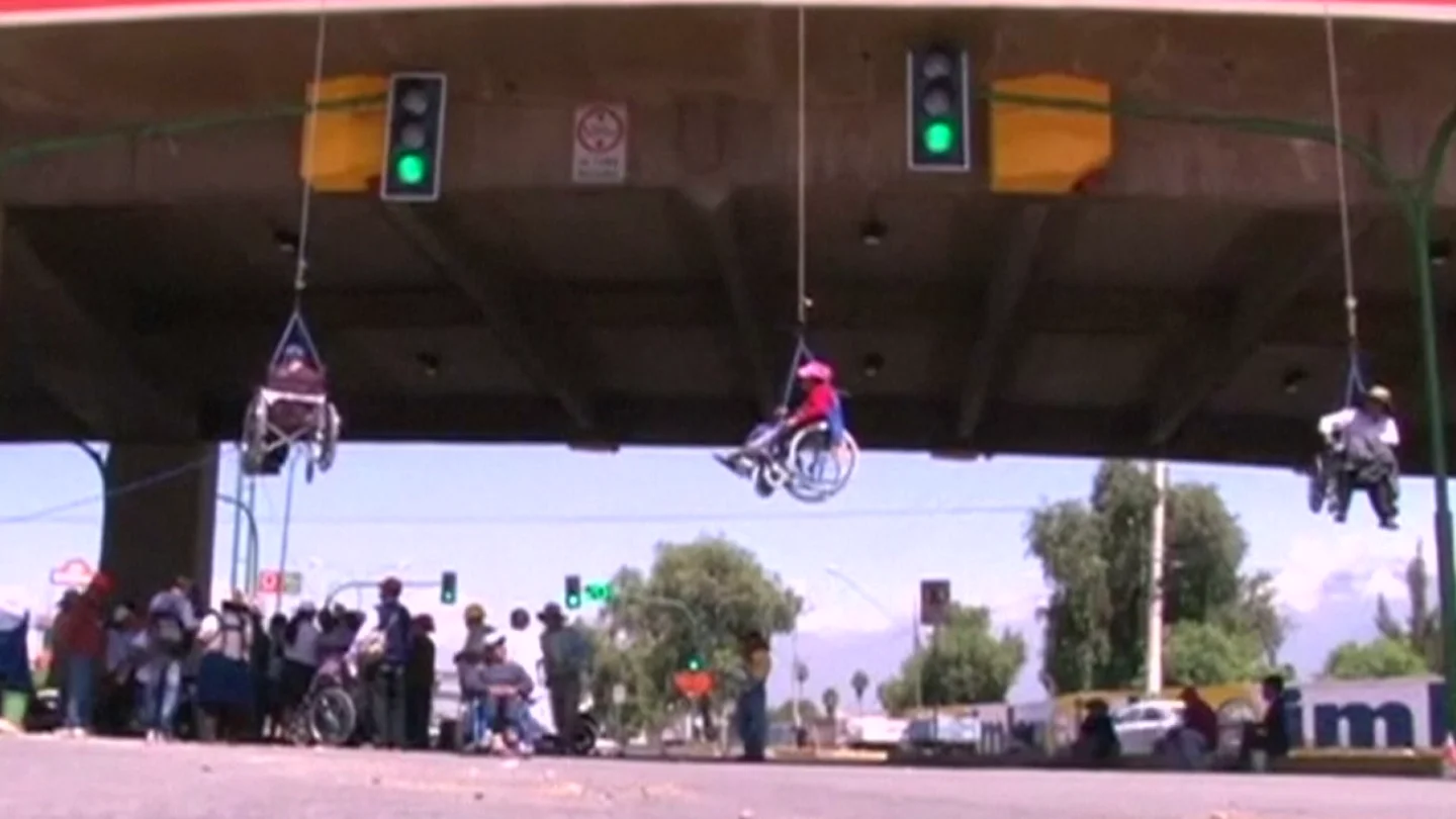 Personas con discapacidad se cuelgan de un puente Personas con discapacidad se cuelgan de un puente