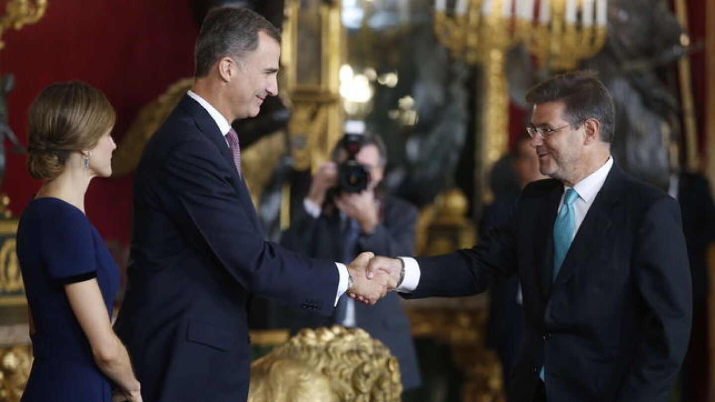 Los reyes saludan al ministro de Justicia, Rafael Catal&aacute;