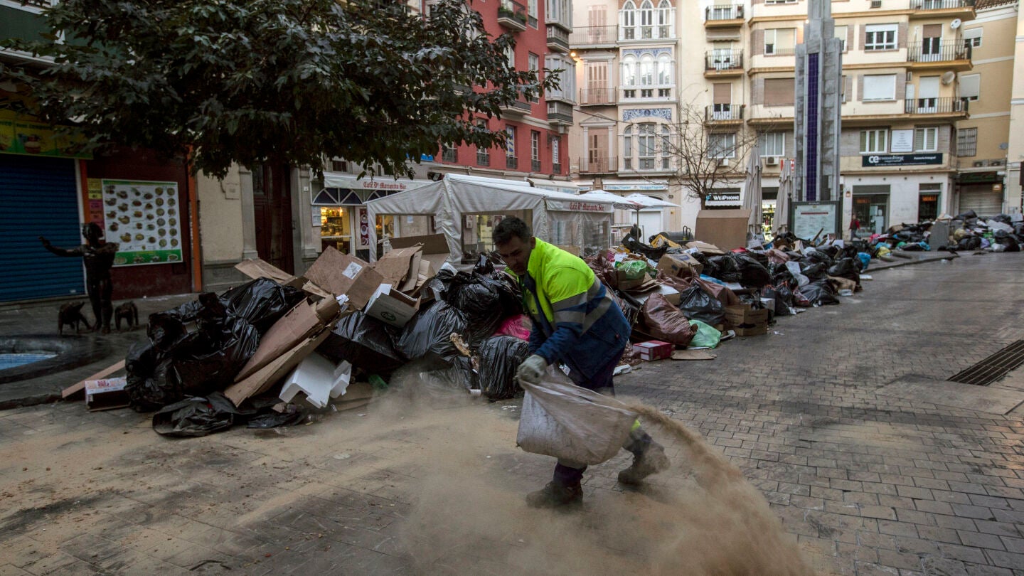 C&uacute;mulo de basura en una calle de M&aacute;laga