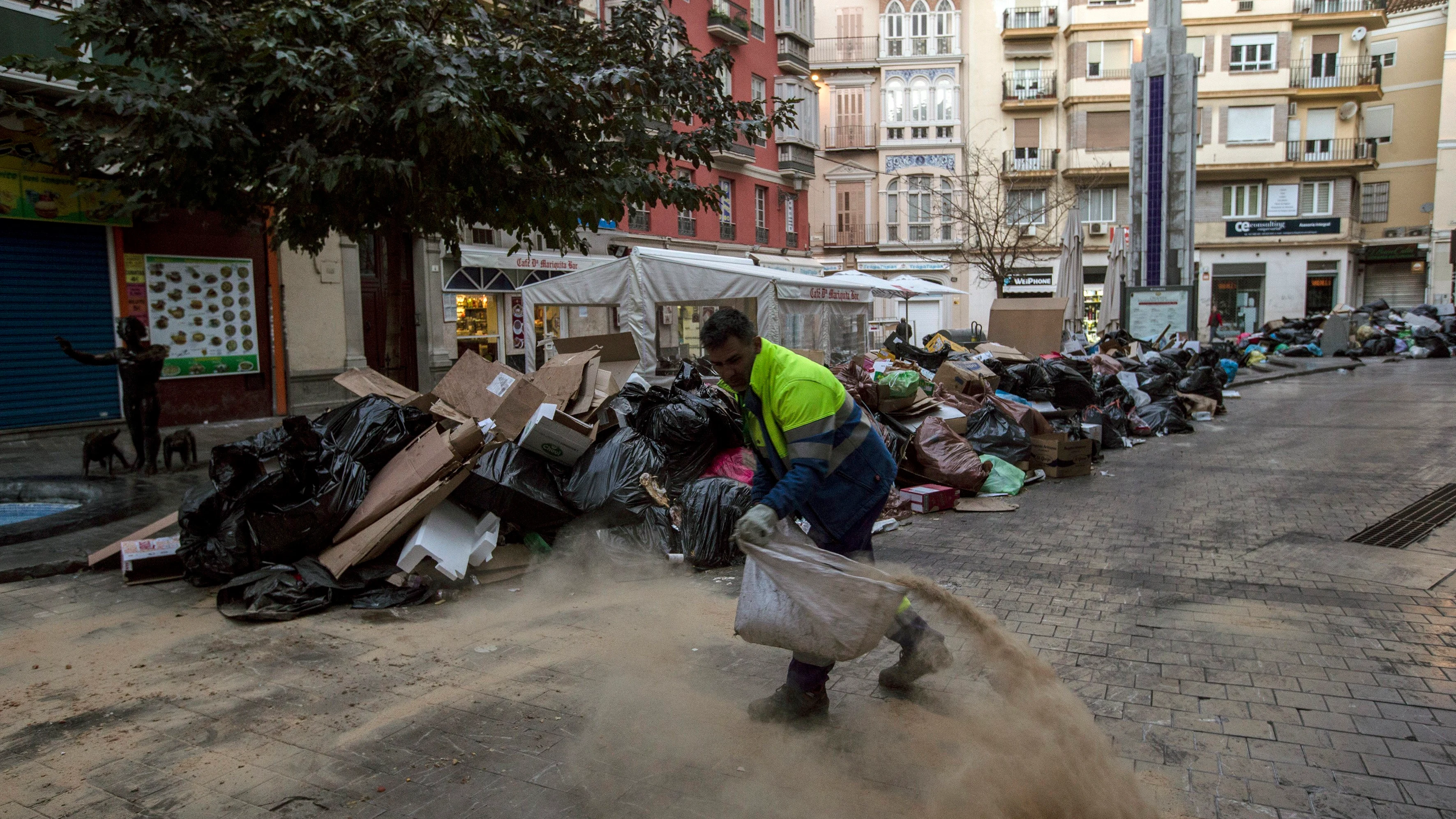 Cúmulo de basura en una calle de Málaga