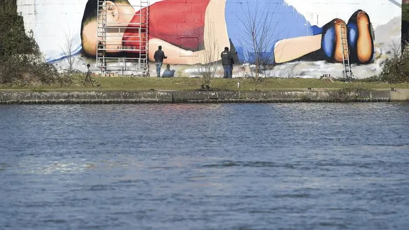 Graffiti del cuerpo sin vida de Aylan en el puerto de Fráncfort, Alemania