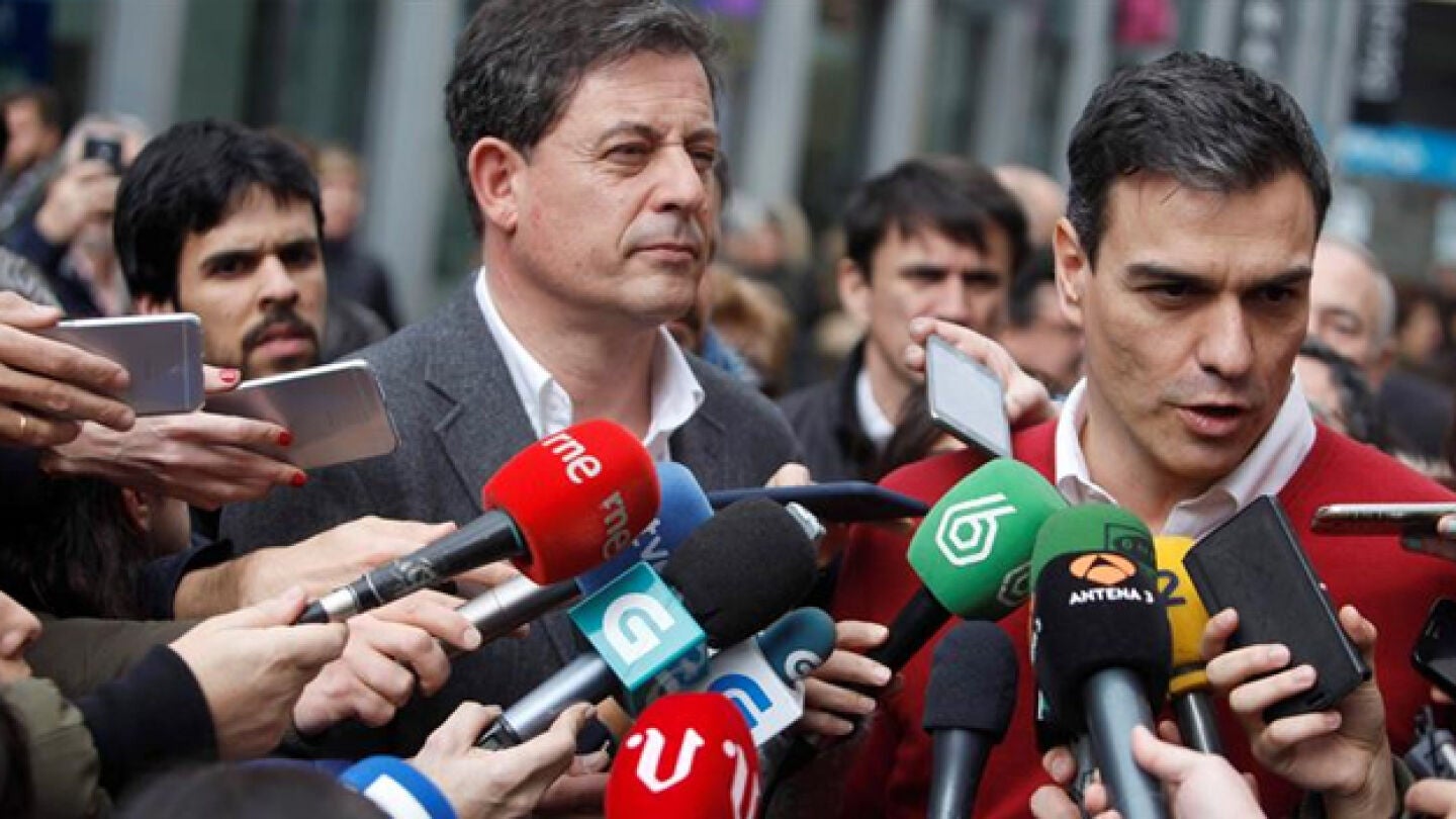Pedro S&aacute;nchez hablando con los medios en A Coru&ntilde;a