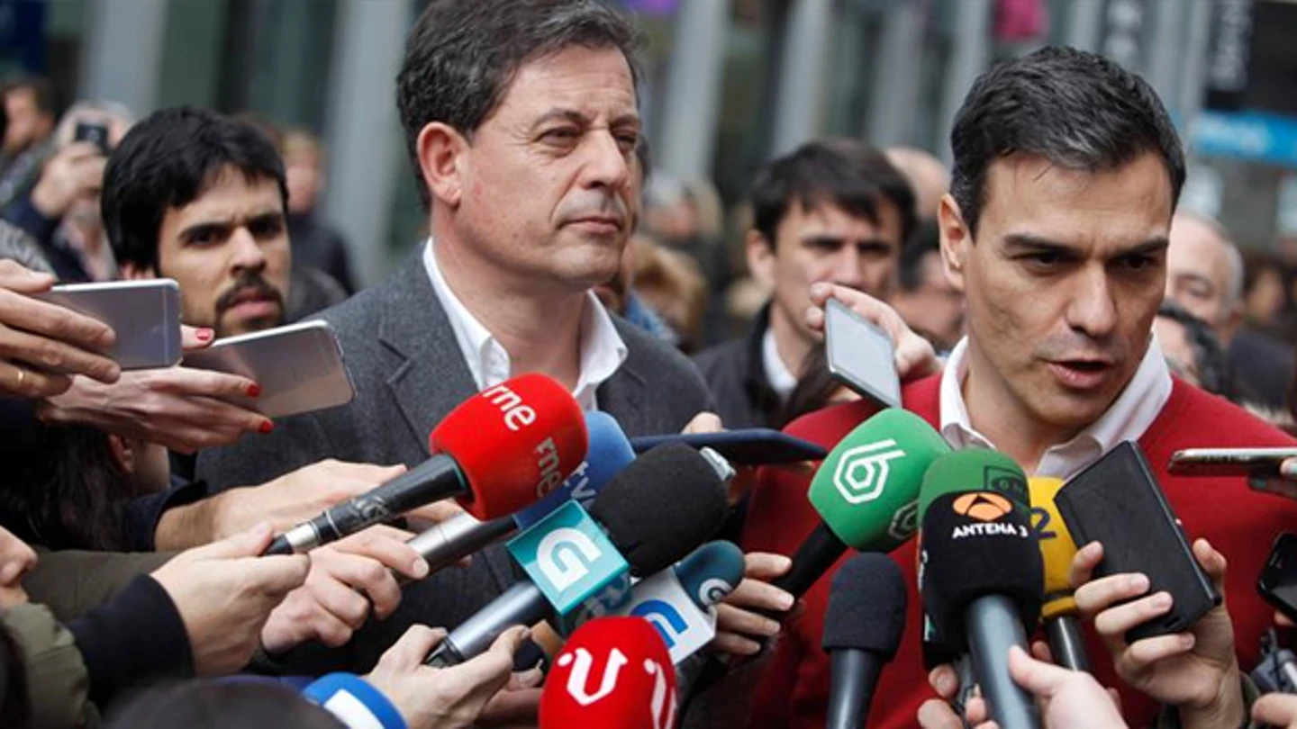 Pedro Sánchez hablando con los medios en A Coruña Pedro Sánchez hablando con los medios en A Coruña