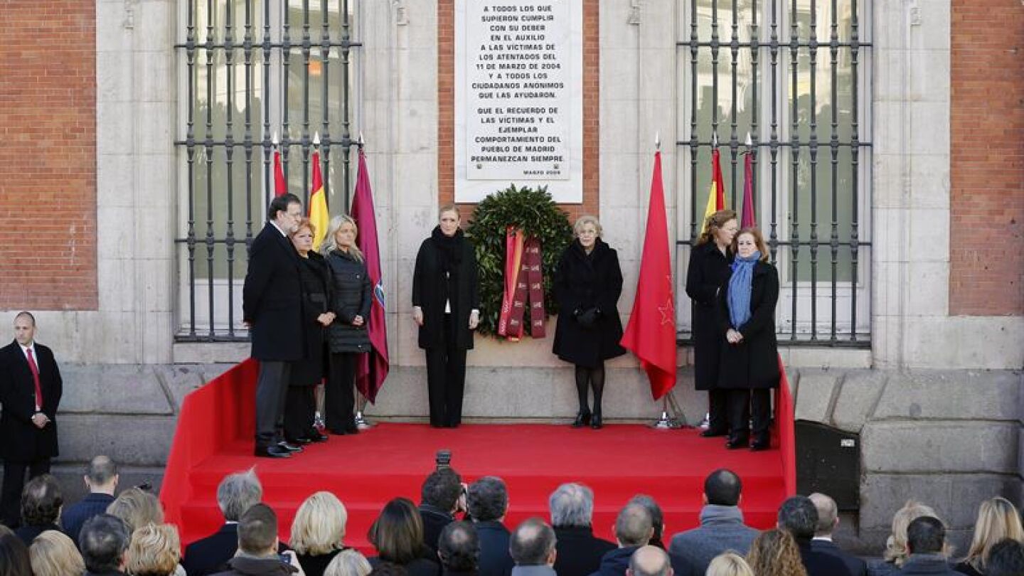 Las cuatro asociaciones de v&iacute;ctimas junto a Carmena, Cifuentes y Rajoy