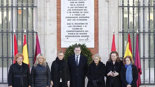Mariano Rajoy, junto a Cristina Cifuentes, Manuela Carmena y asociaciones de víctimas Mariano Rajoy, junto a Cristina Cifuentes, Manuela Carmena y asociaciones de víctimas
