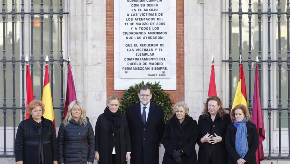 Mariano Rajoy, junto a Cristina Cifuentes, Manuela Carmena y asociaciones de víctimas 