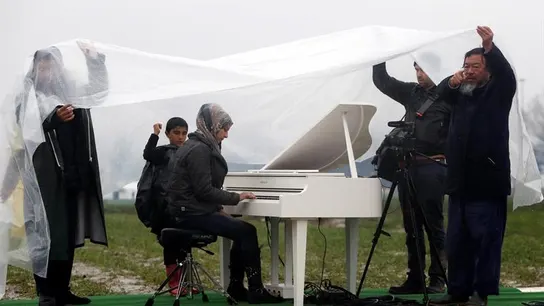 Nour Al Khizam toca el piano en Idomeni Nour Al Khizam toca el piano en Idomeni