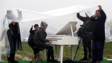 Nour Al Khizam toca el piano en Idomeni