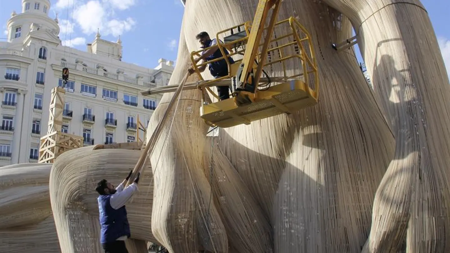 Los ninots comienzan a invadir las calles de Valencia a pocos días para la 'plantà' oficial Los ninots comienzan a invadir las calles de Valencia a pocos días para la 'plantà' oficial