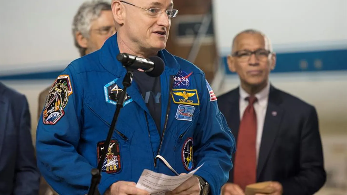 El astronauta Scott Kelly deja la NASA tras pasar un año en el espacio El astronauta Scott Kelly deja la NASA tras pasar un año en el espacio