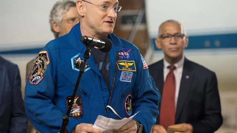 El astronauta Scott Kelly deja la NASA tras pasar un año en el espacio El astronauta Scott Kelly deja la NASA tras pasar un año en el espacio