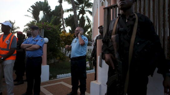 Al menos 16 muertos en un ataque contra un hotel en una zona tur&iacute;stica de Costa de Marfil