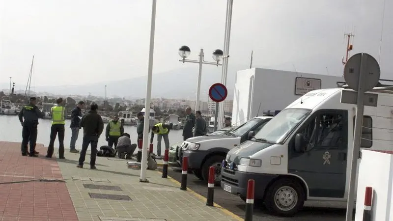 Muere en Melilla un menor inmigrante al intentar alcanzar un barco como polizón