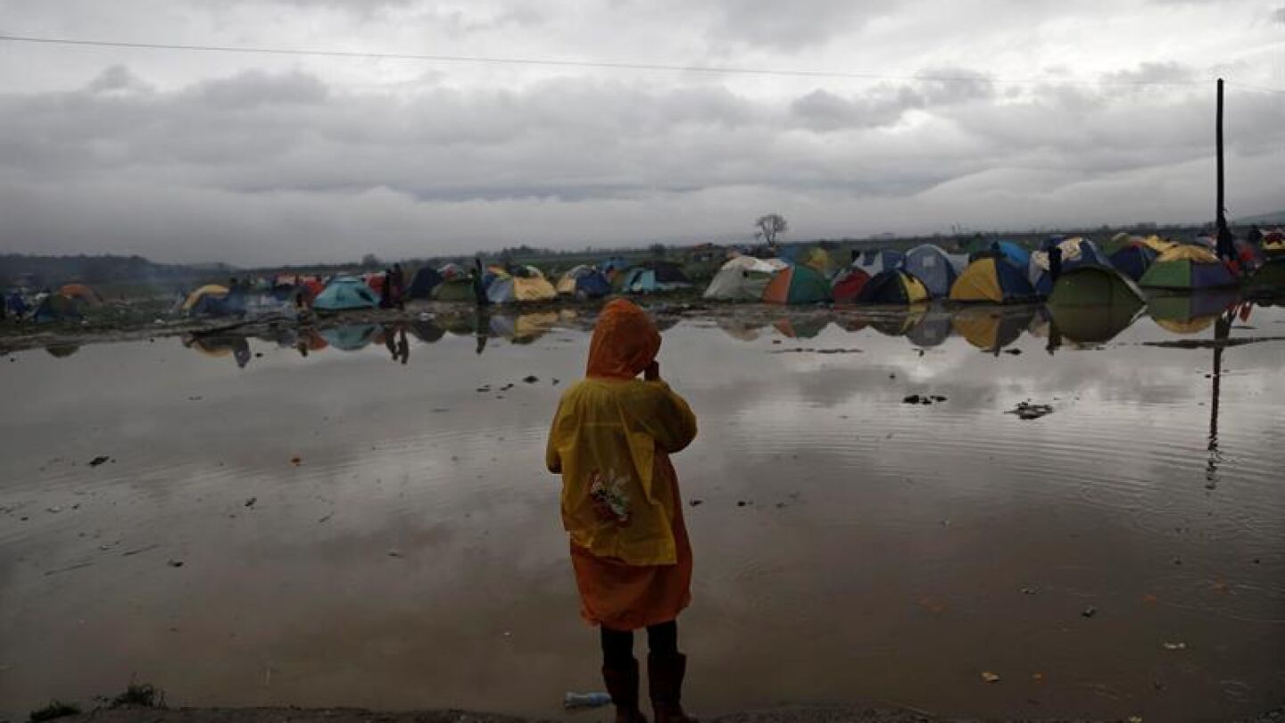 Un ni&ntilde;o refugiado en el campo de Idomeni