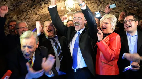 Ascenso de la extrema derecha y voto de castigo al partido de Merkel en las regionales Ascenso de la extrema derecha y voto de castigo al partido de Merkel en las regionales