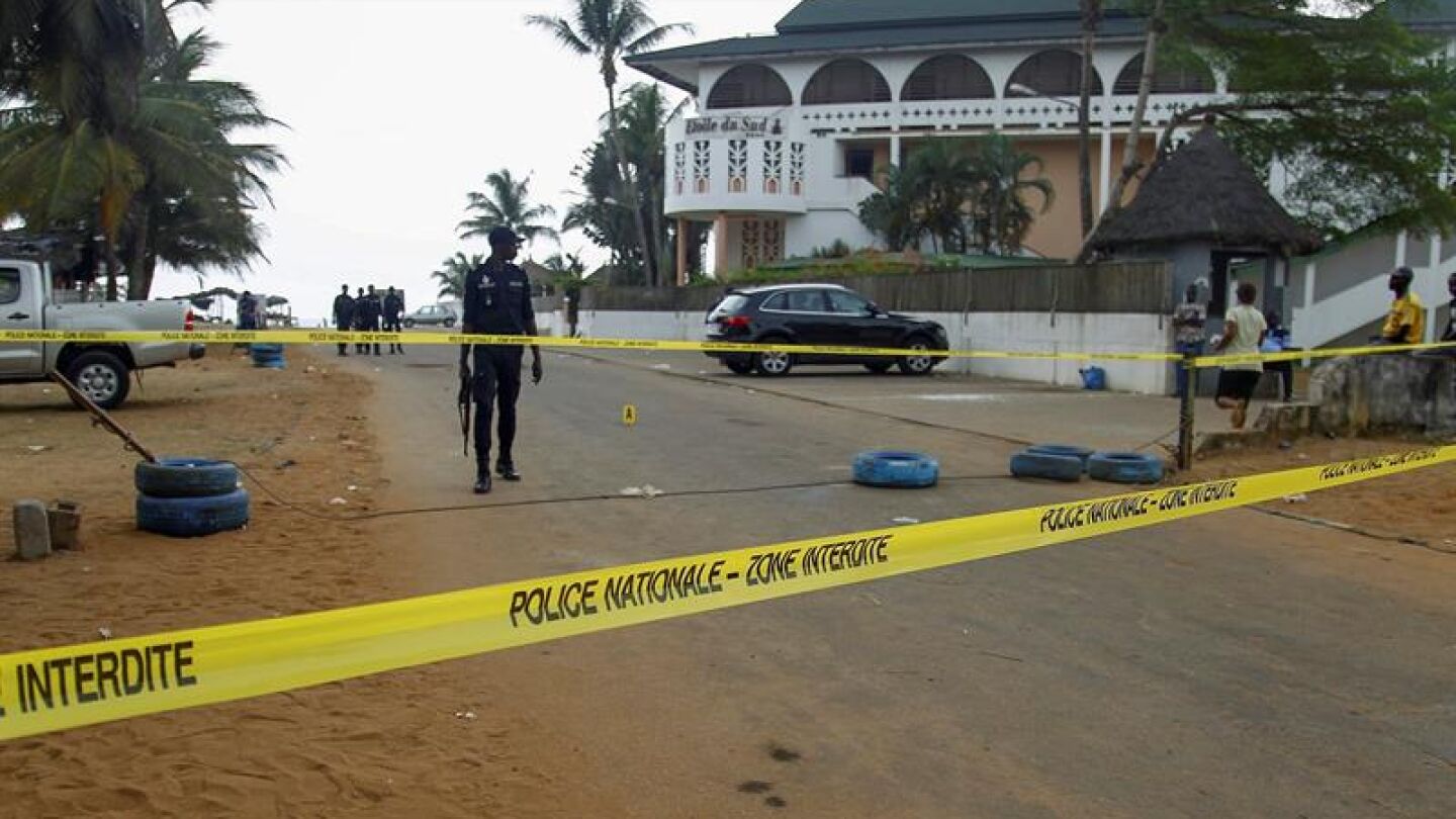 Cord&oacute;n policial tras el atentado en Costa de Marfil