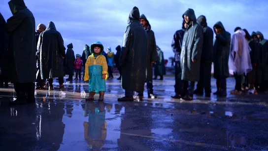 Los refugiados esperan a la distribución de la comida Los refugiados esperan a la distribución de la comida