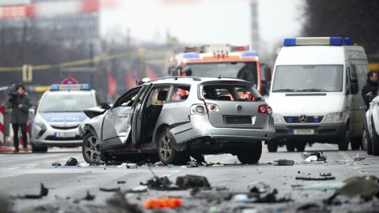 Un coche gravemente da&ntilde;ado por una explosi&oacute;n en Berl&iacute;n