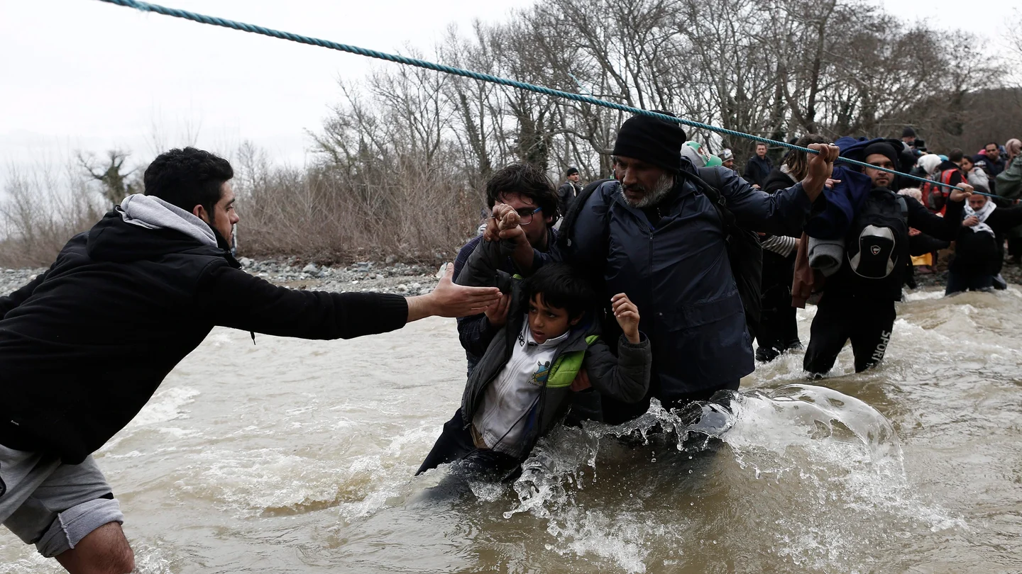 Refugiados atravesando un río revuelto Refugiados atravesando un río revuelto