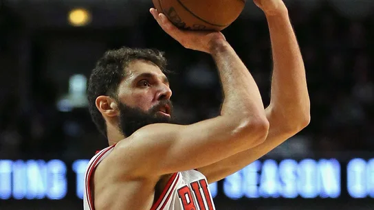 Nikola Mirotic lanza a canasta Nikola Mirotic lanza a canasta
