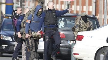 Miembros de las fuerzas de seguridad participan en una operación policial en Bruselas