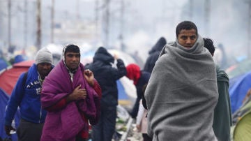 Varios refugiados en la frontera entre Grecia y Macedonia