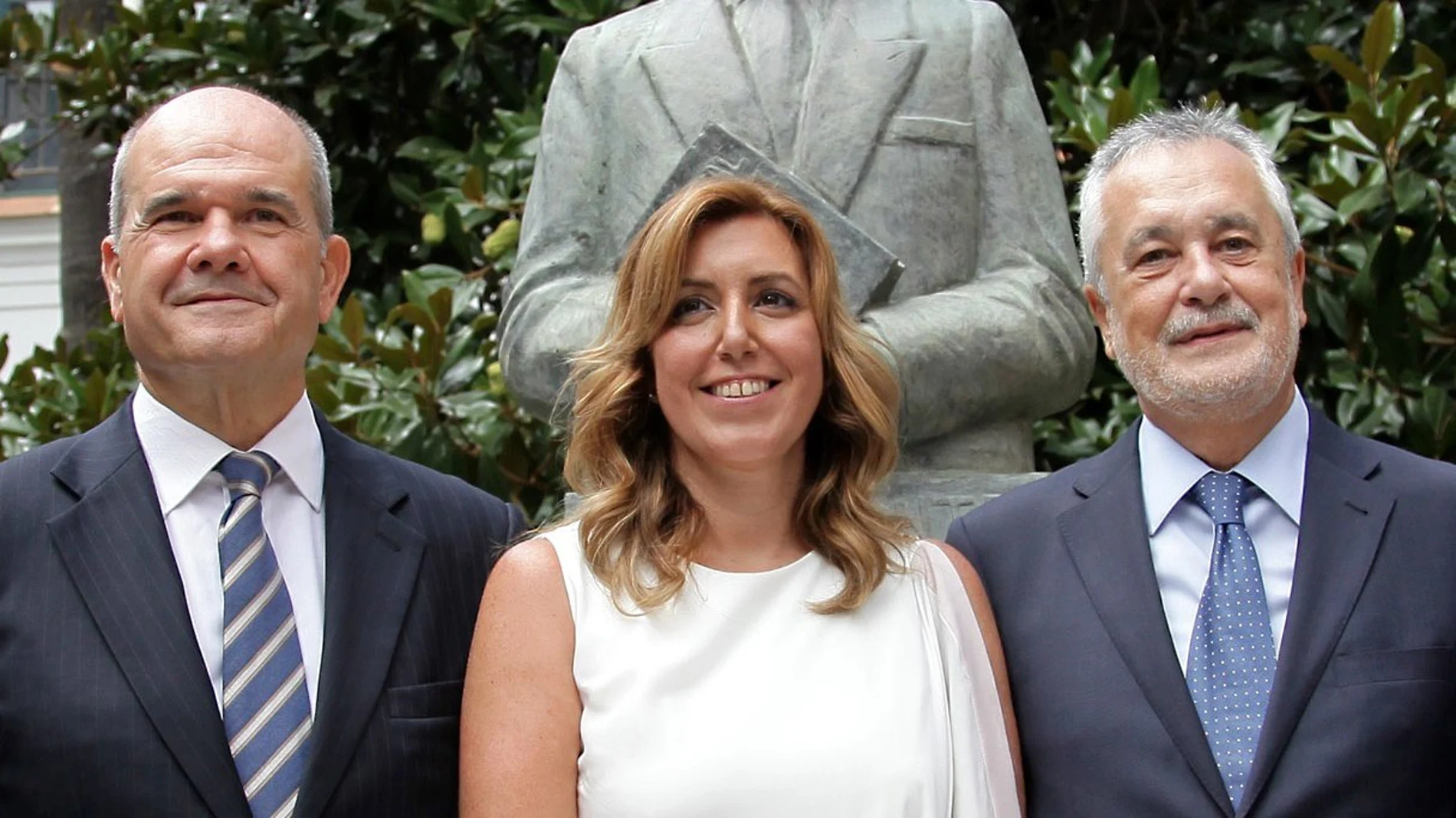 La presidenta de la Junta de Andalucía, Susana Díaz, con los expresidentes Manuel Chaves y José Antonio Griñán