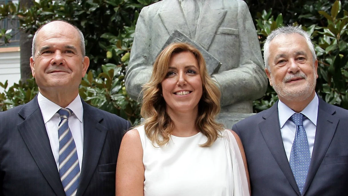 La presidenta de la Junta de Andalucía, Susana Díaz, con los expresidentes Manuel Chaves y José Antonio Griñán