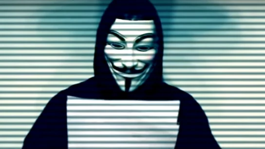 Imagen de un miembro de Anonymous leyendo el comunicado Imagen de un miembro de Anonymous leyendo el comunicado