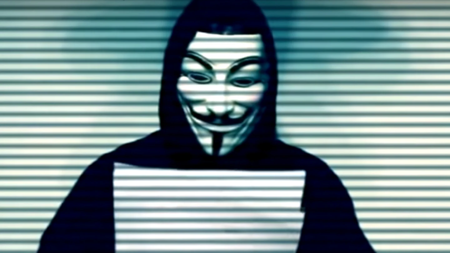 Imagen de un miembro de Anonymous leyendo el comunicado Imagen de un miembro de Anonymous leyendo el comunicado