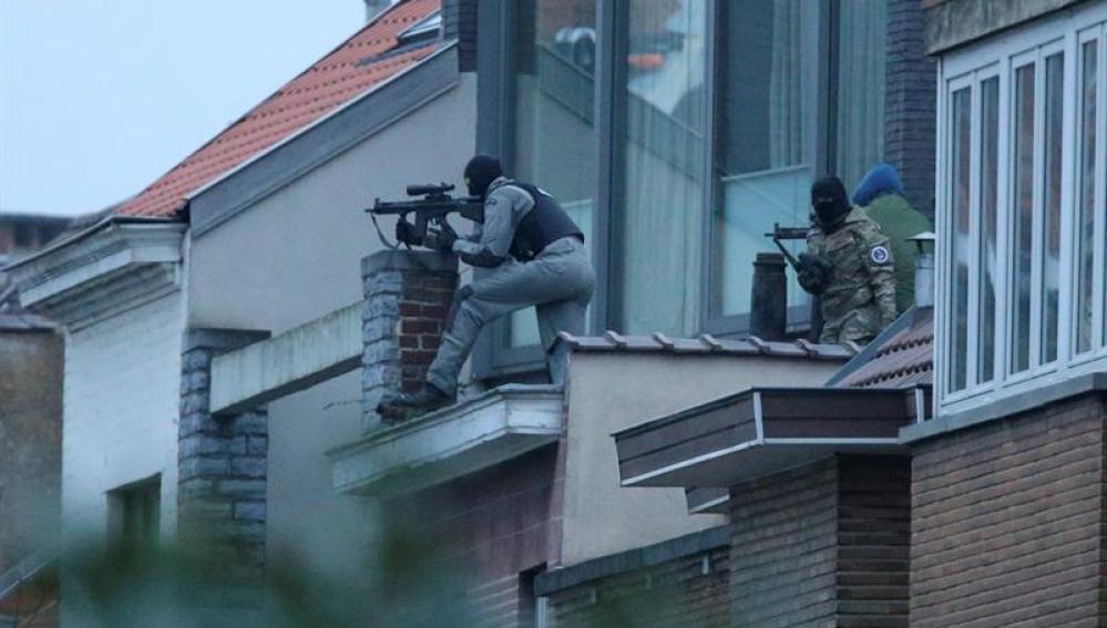 agentes belgas durante la redada antiterrorista