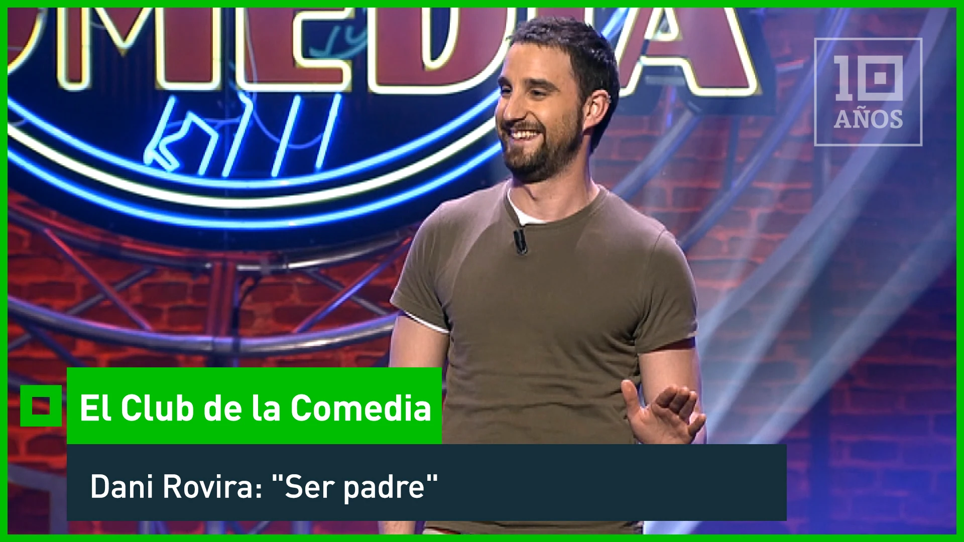 El cómico se pone serio por un momento para comunicar una noticia que será el pilar fundamental de su monólogo: quiere ser padre.