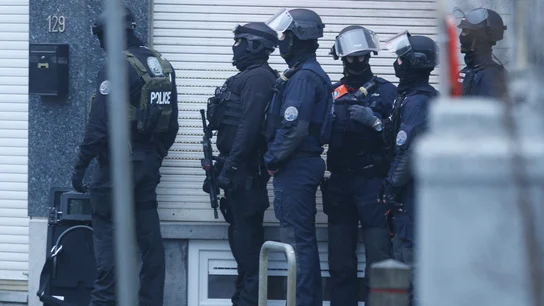 Agentes de seguridad toma posiciones durante una operación policial en Bruselas Agentes de seguridad toma posiciones durante una operación policial en Bruselas