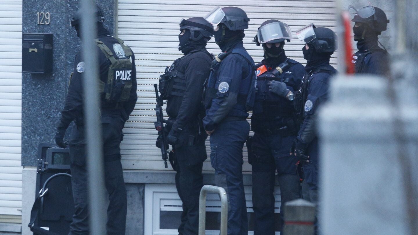 Agentes de seguridad toma posiciones durante una operaci&oacute;n policial en Bruselas