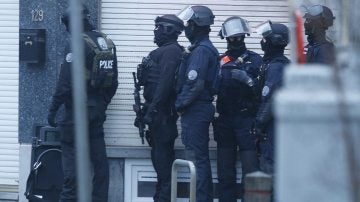 Agentes de seguridad toma posiciones durante una operación policial en Bruselas