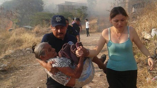 Imagen del momento del rescate de la anciana