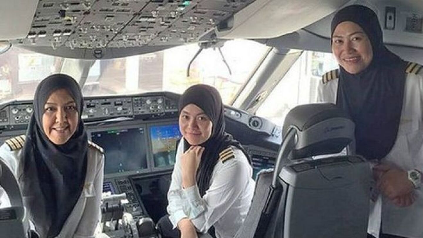 Las mujeres piloto a bordo del avi&oacute;n