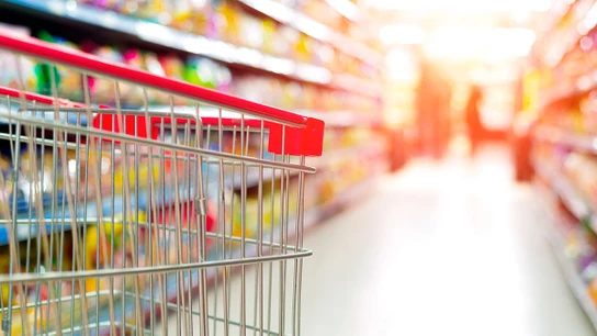 Un carro en un pasillo de un supermercado Supermercado