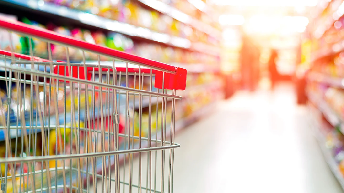 Un carro en un pasillo de un supermercado Supermercado