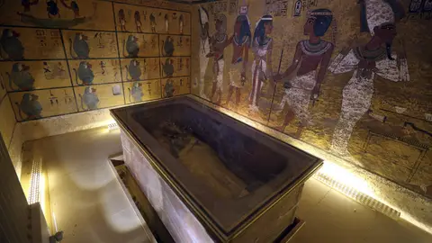 Fotografía de archivo que muestra el interior de la cámara funeraria de Tutankamón Fotografía de archivo que muestra el interior de la cámara funeraria de Tutankamón