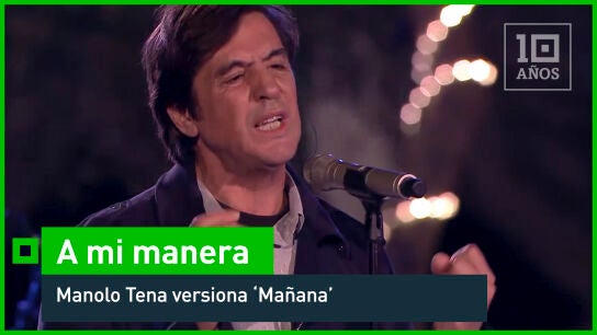 El artista espa&ntilde;ol Manolo Tena versiona en A mi manera 'Ma&ntilde;ana', una canci&oacute;n de "esperanza" de Mikel Erentxun. Un &eacute;xito del exvocalista de Duncan Dhu al que Tena pone voz grave y con el que se ponen en pie todos sus compa&ntilde;eros para acompa&ntilde;ar el tempo de la "elegante" interpretaci&oacute;n.