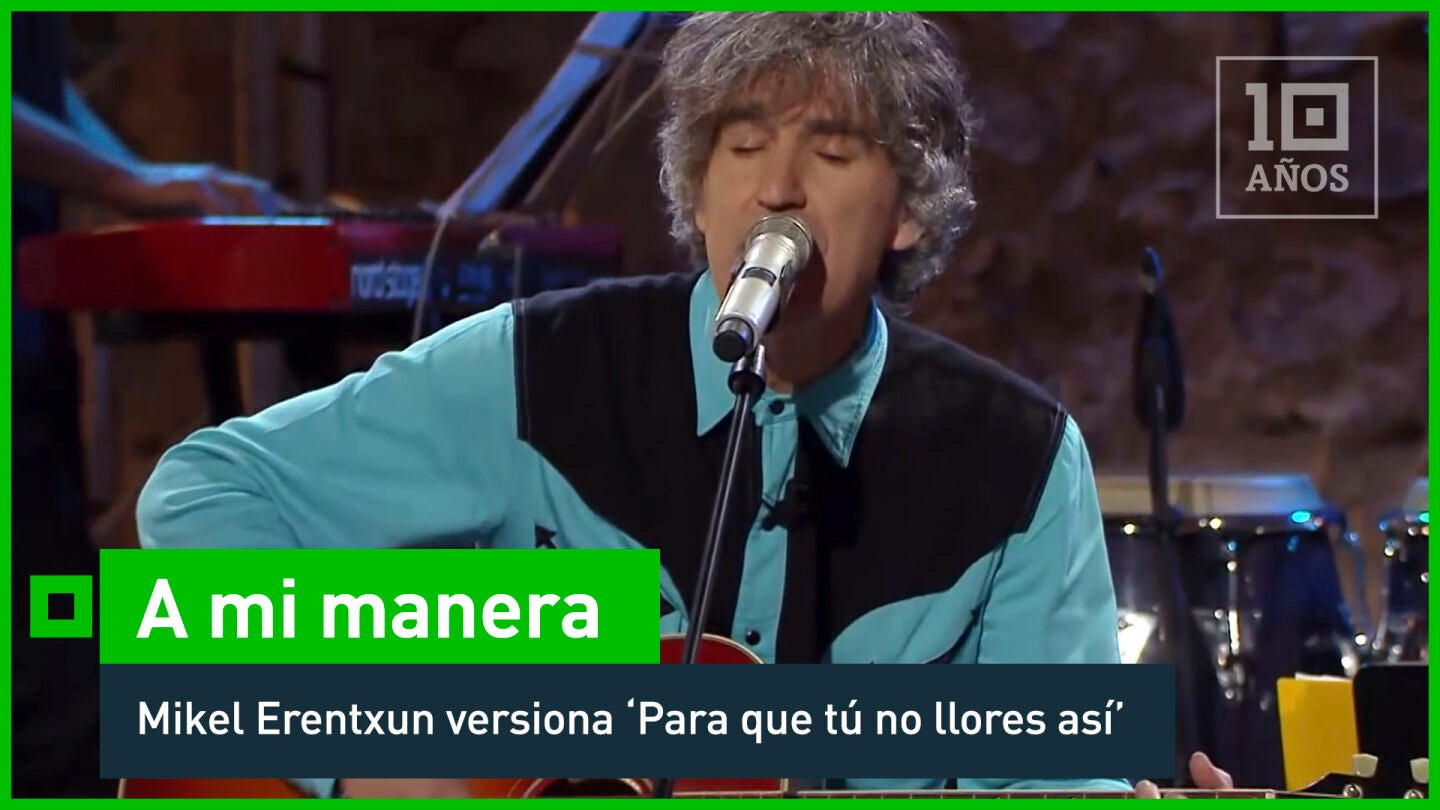 M&aacute;s nervioso de lo habitual, el cantante Mikel Erentxun se sube al escenario de A mi manera para versionar y dar un cambio radical a la canci&oacute;n 'Para que t&uacute; no llores as&iacute;', para rendir homenaje a Antonio Carmona. Un tema "complicado" para el artista flamenco que fue interpretado en 2006 con Alejandro Sanz 