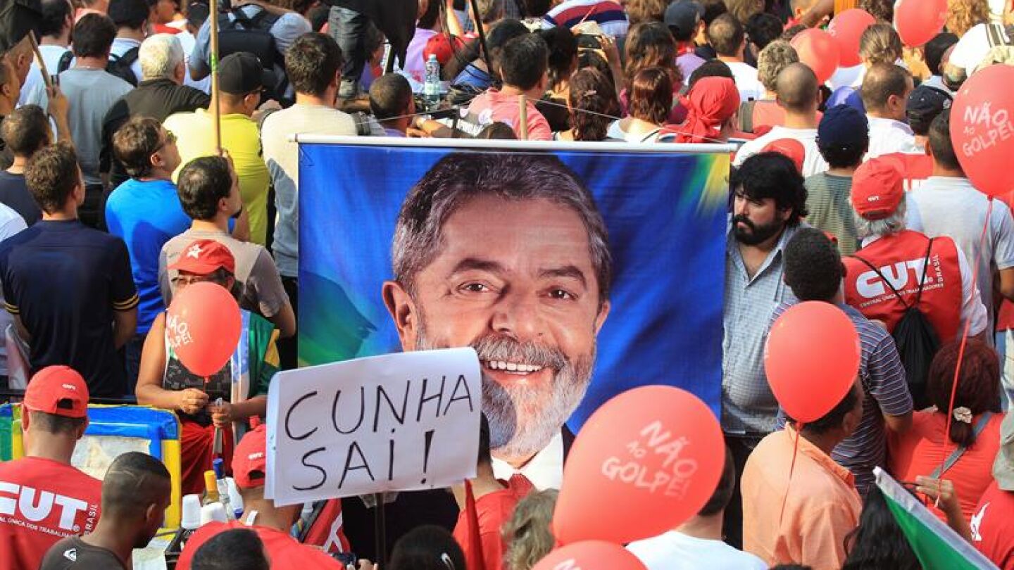 Integrantes de centrales obreras y movimientos sociales simpatizantes del Gobierno brasile&ntilde;o participan en un acto de apoyo a la presidenta Dilma Rousseff y de su antecesor, Lula da Silva, en Sao Paulo.
