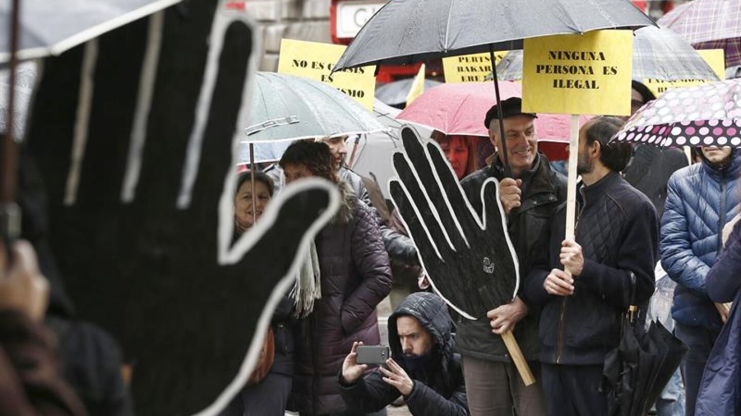 Cientos de personas se manifiestan en diferentes ciudades espa&ntilde;olas contra el acuerdo de la UE y Turqu&iacute;a